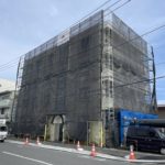 平塚市外壁塗装中の実際の画像です。